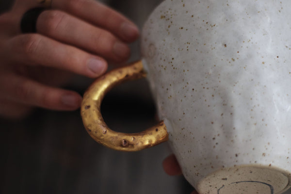 Organic rounded mug w/ gold handle