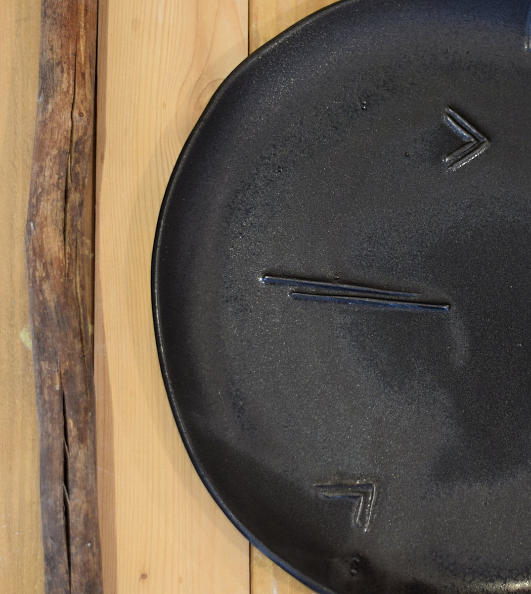 Organic patterned plate Black Terra Ceramics Prague