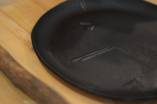 Organic patterned plate - Black