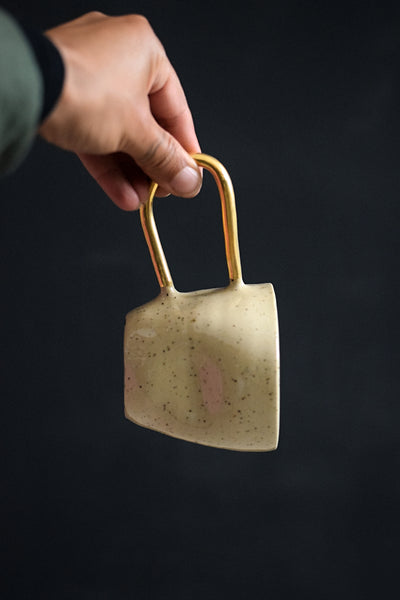 ZIGGY // Beige speckled 300ml coffee cup w/ long gold handle